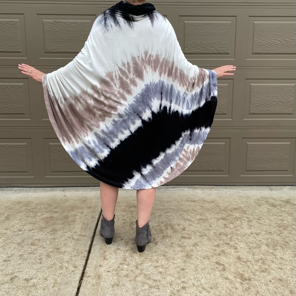 NWT Young Fabulous Broke poncho tie- dye Maxi Dress Medium Cape Collar - Picture 4 of 14
